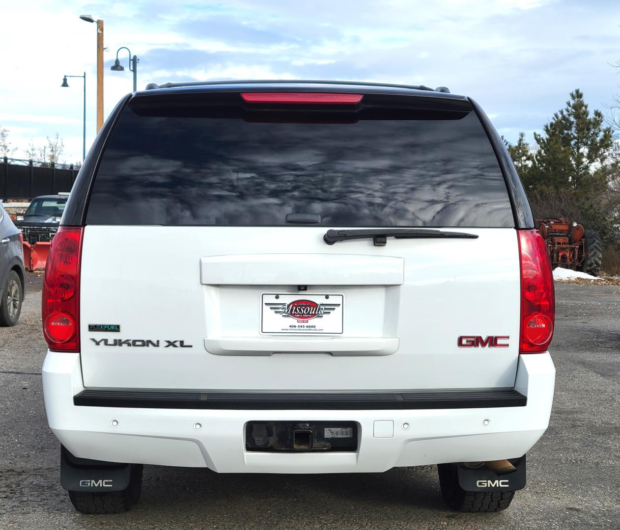 2011 White /Black GMC Yukon XL SLT SLT (1GKS2KE33BR) with an 5.3L V8 engine, 5 Speed Automatic transmission, located at 450 N Russell, Missoula, MT, 59801, (406) 543-6600, 46.874496, -114.017433 - Nice 4WD SUV. 5.3L V8. 3rd Row Seating. Power Sunroof. Rear Entertainment. Heated Leather Seats. Air. Cruise. Tilt. Power Windows and Locks. Running Boards. Towing. Clean Carfax. - Photo#6